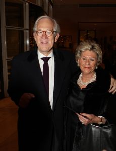10-03-2009 SHOWBIZZ; MART VISSER LAAT IEDEREEN WEGDROMEN MET ZWOELE ZOMERMODE. Het Amsterdamse Hilton Hotel was weer top de Brood Top gevuld. Iedereen wuifde de zorgen even weg en waande zich in een tropische paradijs met wapperde zomermode. Tal van prominenten waren van de partij oa. Jan en Monique des Bouvrie- Cor en Hansje Boonstra- Hans en Irene Schreuder-Ingrid Staal-Judith Wiersma en natuurlijk Leatitia Griffith. 
foto: Albert den Iseger.