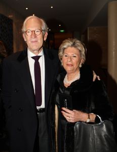 10-03-2009 SHOWBIZZ; MART VISSER LAAT IEDEREEN WEGDROMEN MET ZWOELE ZOMERMODE. Het Amsterdamse Hilton Hotel was weer top de Brood Top gevuld. Iedereen wuifde de zorgen even weg en waande zich in een tropische paradijs met wapperde zomermode. Tal van prominenten waren van de partij oa. Jan en Monique des Bouvrie- Cor en Hansje Boonstra- Hans en Irene Schreuder-Ingrid Staal-Judith Wiersma en natuurlijk Leatitia Griffith. 
foto: Albert den Iseger.