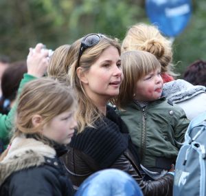 01-04-2009 SHOWBIZZ; 1000 PRIVE LEZERS HADDEN VEEL PLEZIER IN PRETPARK DE EFTELING. Afgelopen zondag organiseerde Princess een dagje uit in de Efteling. Meer dan 1000 Prive lezers waren ook uitgenodigd om een dagje te genieten van de meest spannende attracties van de Efteling. Gastheer Aad Ouborg had in totaal meer dan 19000 mensen uitgenodigd om te gaan genieten van alle plezier wat de Efteling te bieden heeft voor jong en oud. Het zonnetje scheen en het was prachtig weer om samen met talloze BNers op de foto te gaan. De wachttijden waren soms te lang bij de attracties maar je hoorde er niemand over klagen. De meeste mensen gingen naar huis met een foto van een van de BNers en dat alleen al maakte hun dag tot een onvergetelijke.
foto: Albert den Iseger.