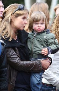 01-04-2009 SHOWBIZZ; 1000 PRIVE LEZERS HADDEN VEEL PLEZIER IN PRETPARK DE EFTELING. Afgelopen zondag organiseerde Princess een dagje uit in de Efteling. Meer dan 1000 Prive lezers waren ook uitgenodigd om een dagje te genieten van de meest spannende attracties van de Efteling. Gastheer Aad Ouborg had in totaal meer dan 19000 mensen uitgenodigd om te gaan genieten van alle plezier wat de Efteling te bieden heeft voor jong en oud. Het zonnetje scheen en het was prachtig weer om samen met talloze BNers op de foto te gaan. De wachttijden waren soms te lang bij de attracties maar je hoorde er niemand over klagen. De meeste mensen gingen naar huis met een foto van een van de BNers en dat alleen al maakte hun dag tot een onvergetelijke.
foto: Albert den Iseger.