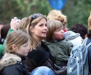 01-04-2009 SHOWBIZZ; 1000 PRIVE LEZERS HADDEN VEEL PLEZIER IN PRETPARK DE EFTELING. Afgelopen zondag organiseerde Princess een dagje uit in de Efteling. Meer dan 1000 Prive lezers waren ook uitgenodigd om een dagje te genieten van de meest spannende attracties van de Efteling. Gastheer Aad Ouborg had in totaal meer dan 19000 mensen uitgenodigd om te gaan genieten van alle plezier wat de Efteling te bieden heeft voor jong en oud. Het zonnetje scheen en het was prachtig weer om samen met talloze BNers op de foto te gaan. De wachttijden waren soms te lang bij de attracties maar je hoorde er niemand over klagen. De meeste mensen gingen naar huis met een foto van een van de BNers en dat alleen al maakte hun dag tot een onvergetelijke.
foto: Albert den Iseger.