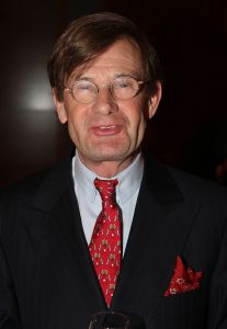 04-03-2009 SHOWBIZZ; PAUL SCHULTEN BRENGT DE ZOMER NAAR U TOE. Paul Schulten bracht alvast een stukje zomer naar het Amsterdamse Okura hotel toe. De modeontwerper bracht als eerste zijn voorjaarsmode op de catwalk. Paul vertelde op de catwalk heel relaxt over zijn inspiratie die hij op deed in mediterrane gebieden als Zuid Frankrijk-Spanje-Italie en steden als Parijs en Milaan. Zijn nieuwe creaties zijn fleurig en doen verlangen naar een mooie zomer. Elegante mantel en broekpakken en stijlvolle avondjurken gedecoreerd met prachtige sieraden van Otuzu. Paul zette voor bekend Nederland alvast de zomersfeer neer  en omringd door zijn mannequins toonde Paul zich een creatief mode ontwerper. Vele bekenden waren naar het Okura gekomen oa. Bram en Marjon Bakker-Patricia Paay-Hank Heijn-Ans Markus en natuurlijk ontbrak Maik de Boer niet.
foto: Albert den Iseger.