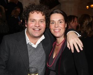 11-03-2009 SHOWBIZZ; FRANS MOLENAAR BRACHT SFEER TERUG IN HAUTE COUTURE COLLECTIE 2009. Het antwoord van Frans op de recessie is Vrolijke kleuren. Elegantie ten top afgelopen zondag in het Amstelhotel. Fleurig was het geheel en dat al voor de 87ste keer in het toch altijd weer zeer benauwde Amstel hotel. Prachtige broekpakken in  pasteltinten en de mooiste mantel pakjes. Sylvia Toth-Maya Meyer-Truus van Gaal en Marjolein van den Berg zatten dik drie kwartier te smullen van al dat moois. Kim Feenstra als de bruid mocht collega mannequin Anja gekleed in smoking  vol op de mond zoenen wat nogal een schok veroorzaakte bij het vooral vrouwelijk publiek, maar sexy was het wel.
foto: Albert den Iseger