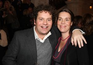 11-03-2009 SHOWBIZZ; FRANS MOLENAAR BRACHT SFEER TERUG IN HAUTE COUTURE COLLECTIE 2009. Het antwoord van Frans op de recessie is Vrolijke kleuren. Elegantie ten top afgelopen zondag in het Amstelhotel. Fleurig was het geheel en dat al voor de 87ste keer in het toch altijd weer zeer benauwde Amstel hotel. Prachtige broekpakken in  pasteltinten en de mooiste mantel pakjes. Sylvia Toth-Maya Meyer-Truus van Gaal en Marjolein van den Berg zatten dik drie kwartier te smullen van al dat moois. Kim Feenstra als de bruid mocht collega mannequin Anja gekleed in smoking  vol op de mond zoenen wat nogal een schok veroorzaakte bij het vooral vrouwelijk publiek, maar sexy was het wel.
foto: Albert den Iseger