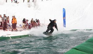 27-03-2009 SPORT; SKI FUN AAN HET EINDE VAN HET WINTERSPORT SEIZOEN 2009.ski fun in Les Arc France. Nu dat de winter op ze einde loopt is men alvast aan het wennen te skieen op het water dat nog steeds erg koud is en omgeven door nog steeds perfecte sneeuwcondities.
foto: Albert den Iseger.