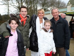 01-04-2009 SHOWBIZZ; 1000 PRIVE LEZERS HADDEN VEEL PLEZIER IN PRETPARK DE EFTELING. Afgelopen zondag organiseerde Princess een dagje uit in de Efteling. Meer dan 1000 Prive lezers waren ook uitgenodigd om een dagje te genieten van de meest spannende attracties van de Efteling. Gastheer Aad Ouborg had in totaal meer dan 19000 mensen uitgenodigd om te gaan genieten van alle plezier wat de Efteling te bieden heeft voor jong en oud. Het zonnetje scheen en het was prachtig weer om samen met talloze BNers op de foto te gaan. De wachttijden waren soms te lang bij de attracties maar je hoorde er niemand over klagen. De meeste mensen gingen naar huis met een foto van een van de BNers en dat alleen al maakte hun dag tot een onvergetelijke.
foto: Albert den Iseger.