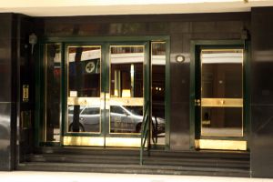 03-03-2009 NIEUWS: OUDERS VAN MAXIMA ZORREQUIETA WONEN IN BUENES AIRES. Al vele jaren is bekend dat de ouders van Maxima wonen in Buenes Aires en wel boven een super markt. Nou dat is dus niet waar hun flat is naast een super markt gelegen .Hun wonen is een super deluxe flat naast de supermarkt. 
foto: Albert den Iseger.