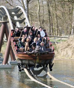 01-04-2009 SHOWBIZZ; 1000 PRIVE LEZERS HADDEN VEEL PLEZIER IN PRETPARK DE EFTELING. Afgelopen zondag organiseerde Princess een dagje uit in de Efteling. Meer dan 1000 Prive lezers waren ook uitgenodigd om een dagje te genieten van de meest spannende attracties van de Efteling. Gastheer Aad Ouborg had in totaal meer dan 19000 mensen uitgenodigd om te gaan genieten van alle plezier wat de Efteling te bieden heeft voor jong en oud. Het zonnetje scheen en het was prachtig weer om samen met talloze BNers op de foto te gaan. De wachttijden waren soms te lang bij de attracties maar je hoorde er niemand over klagen. De meeste mensen gingen naar huis met een foto van een van de BNers en dat alleen al maakte hun dag tot een onvergetelijke.
foto: Albert den Iseger.