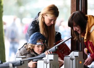 01-04-2009 SHOWBIZZ; 1000 PRIVE LEZERS HADDEN VEEL PLEZIER IN PRETPARK DE EFTELING. Afgelopen zondag organiseerde Princess een dagje uit in de Efteling. Meer dan 1000 Prive lezers waren ook uitgenodigd om een dagje te genieten van de meest spannende attracties van de Efteling. Gastheer Aad Ouborg had in totaal meer dan 19000 mensen uitgenodigd om te gaan genieten van alle plezier wat de Efteling te bieden heeft voor jong en oud. Het zonnetje scheen en het was prachtig weer om samen met talloze BNers op de foto te gaan. De wachttijden waren soms te lang bij de attracties maar je hoorde er niemand over klagen. De meeste mensen gingen naar huis met een foto van een van de BNers en dat alleen al maakte hun dag tot een onvergetelijke.
foto: Albert den Iseger.