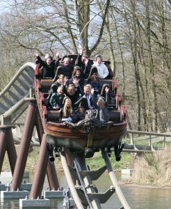 01-04-2009 SHOWBIZZ; 1000 PRIVE LEZERS HADDEN VEEL PLEZIER IN PRETPARK DE EFTELING. Afgelopen zondag organiseerde Princess een dagje uit in de Efteling. Meer dan 1000 Prive lezers waren ook uitgenodigd om een dagje te genieten van de meest spannende attracties van de Efteling. Gastheer Aad Ouborg had in totaal meer dan 19000 mensen uitgenodigd om te gaan genieten van alle plezier wat de Efteling te bieden heeft voor jong en oud. Het zonnetje scheen en het was prachtig weer om samen met talloze BNers op de foto te gaan. De wachttijden waren soms te lang bij de attracties maar je hoorde er niemand over klagen. De meeste mensen gingen naar huis met een foto van een van de BNers en dat alleen al maakte hun dag tot een onvergetelijke.
foto: Albert den Iseger.