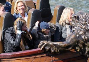 01-04-2009 SHOWBIZZ; 1000 PRIVE LEZERS HADDEN VEEL PLEZIER IN PRETPARK DE EFTELING. Afgelopen zondag organiseerde Princess een dagje uit in de Efteling. Meer dan 1000 Prive lezers waren ook uitgenodigd om een dagje te genieten van de meest spannende attracties van de Efteling. Gastheer Aad Ouborg had in totaal meer dan 19000 mensen uitgenodigd om te gaan genieten van alle plezier wat de Efteling te bieden heeft voor jong en oud. Het zonnetje scheen en het was prachtig weer om samen met talloze BNers op de foto te gaan. De wachttijden waren soms te lang bij de attracties maar je hoorde er niemand over klagen. De meeste mensen gingen naar huis met een foto van een van de BNers en dat alleen al maakte hun dag tot een onvergetelijke.
foto: Albert den Iseger.