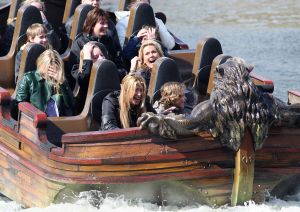 01-04-2009 SHOWBIZZ; 1000 PRIVE LEZERS HADDEN VEEL PLEZIER IN PRETPARK DE EFTELING. Afgelopen zondag organiseerde Princess een dagje uit in de Efteling. Meer dan 1000 Prive lezers waren ook uitgenodigd om een dagje te genieten van de meest spannende attracties van de Efteling. Gastheer Aad Ouborg had in totaal meer dan 19000 mensen uitgenodigd om te gaan genieten van alle plezier wat de Efteling te bieden heeft voor jong en oud. Het zonnetje scheen en het was prachtig weer om samen met talloze BNers op de foto te gaan. De wachttijden waren soms te lang bij de attracties maar je hoorde er niemand over klagen. De meeste mensen gingen naar huis met een foto van een van de BNers en dat alleen al maakte hun dag tot een onvergetelijke.
foto: Albert den Iseger.
