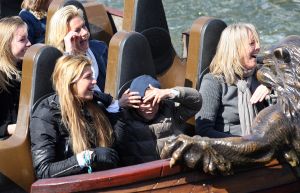 01-04-2009 SHOWBIZZ; 1000 PRIVE LEZERS HADDEN VEEL PLEZIER IN PRETPARK DE EFTELING. Afgelopen zondag organiseerde Princess een dagje uit in de Efteling. Meer dan 1000 Prive lezers waren ook uitgenodigd om een dagje te genieten van de meest spannende attracties van de Efteling. Gastheer Aad Ouborg had in totaal meer dan 19000 mensen uitgenodigd om te gaan genieten van alle plezier wat de Efteling te bieden heeft voor jong en oud. Het zonnetje scheen en het was prachtig weer om samen met talloze BNers op de foto te gaan. De wachttijden waren soms te lang bij de attracties maar je hoorde er niemand over klagen. De meeste mensen gingen naar huis met een foto van een van de BNers en dat alleen al maakte hun dag tot een onvergetelijke.
foto: Albert den Iseger.