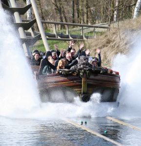 01-04-2009 SHOWBIZZ; 1000 PRIVE LEZERS HADDEN VEEL PLEZIER IN PRETPARK DE EFTELING. Afgelopen zondag organiseerde Princess een dagje uit in de Efteling. Meer dan 1000 Prive lezers waren ook uitgenodigd om een dagje te genieten van de meest spannende attracties van de Efteling. Gastheer Aad Ouborg had in totaal meer dan 19000 mensen uitgenodigd om te gaan genieten van alle plezier wat de Efteling te bieden heeft voor jong en oud. Het zonnetje scheen en het was prachtig weer om samen met talloze BNers op de foto te gaan. De wachttijden waren soms te lang bij de attracties maar je hoorde er niemand over klagen. De meeste mensen gingen naar huis met een foto van een van de BNers en dat alleen al maakte hun dag tot een onvergetelijke.
foto: Albert den Iseger.