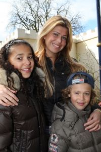 01-04-2009 SHOWBIZZ; 1000 PRIVE LEZERS HADDEN VEEL PLEZIER IN PRETPARK DE EFTELING. Afgelopen zondag organiseerde Princess een dagje uit in de Efteling. Meer dan 1000 Prive lezers waren ook uitgenodigd om een dagje te genieten van de meest spannende attracties van de Efteling. Gastheer Aad Ouborg had in totaal meer dan 19000 mensen uitgenodigd om te gaan genieten van alle plezier wat de Efteling te bieden heeft voor jong en oud. Het zonnetje scheen en het was prachtig weer om samen met talloze BNers op de foto te gaan. De wachttijden waren soms te lang bij de attracties maar je hoorde er niemand over klagen. De meeste mensen gingen naar huis met een foto van een van de BNers en dat alleen al maakte hun dag tot een onvergetelijke.
foto: Albert den Iseger.