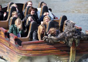 01-04-2009 SHOWBIZZ; 1000 PRIVE LEZERS HADDEN VEEL PLEZIER IN PRETPARK DE EFTELING. Afgelopen zondag organiseerde Princess een dagje uit in de Efteling. Meer dan 1000 Prive lezers waren ook uitgenodigd om een dagje te genieten van de meest spannende attracties van de Efteling. Gastheer Aad Ouborg had in totaal meer dan 19000 mensen uitgenodigd om te gaan genieten van alle plezier wat de Efteling te bieden heeft voor jong en oud. Het zonnetje scheen en het was prachtig weer om samen met talloze BNers op de foto te gaan. De wachttijden waren soms te lang bij de attracties maar je hoorde er niemand over klagen. De meeste mensen gingen naar huis met een foto van een van de BNers en dat alleen al maakte hun dag tot een onvergetelijke.
foto: Albert den Iseger.