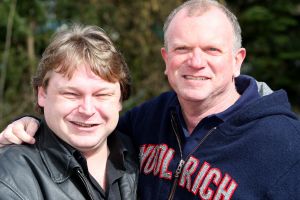01-04-2009 SHOWBIZZ; 1000 PRIVE LEZERS HADDEN VEEL PLEZIER IN PRETPARK DE EFTELING. Afgelopen zondag organiseerde Princess een dagje uit in de Efteling. Meer dan 1000 Prive lezers waren ook uitgenodigd om een dagje te genieten van de meest spannende attracties van de Efteling. Gastheer Aad Ouborg had in totaal meer dan 19000 mensen uitgenodigd om te gaan genieten van alle plezier wat de Efteling te bieden heeft voor jong en oud. Het zonnetje scheen en het was prachtig weer om samen met talloze BNers op de foto te gaan. De wachttijden waren soms te lang bij de attracties maar je hoorde er niemand over klagen. De meeste mensen gingen naar huis met een foto van een van de BNers en dat alleen al maakte hun dag tot een onvergetelijke.
foto: Albert den Iseger.
