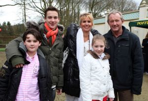 01-04-2009 SHOWBIZZ; 1000 PRIVE LEZERS HADDEN VEEL PLEZIER IN PRETPARK DE EFTELING. Afgelopen zondag organiseerde Princess een dagje uit in de Efteling. Meer dan 1000 Prive lezers waren ook uitgenodigd om een dagje te genieten van de meest spannende attracties van de Efteling. Gastheer Aad Ouborg had in totaal meer dan 19000 mensen uitgenodigd om te gaan genieten van alle plezier wat de Efteling te bieden heeft voor jong en oud. Het zonnetje scheen en het was prachtig weer om samen met talloze BNers op de foto te gaan. De wachttijden waren soms te lang bij de attracties maar je hoorde er niemand over klagen. De meeste mensen gingen naar huis met een foto van een van de BNers en dat alleen al maakte hun dag tot een onvergetelijke.
foto: Albert den Iseger.