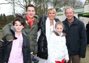 01-04-2009 SHOWBIZZ; 1000 PRIVE LEZERS HADDEN VEEL PLEZIER IN PRETPARK DE EFTELING. Afgelopen zondag organiseerde Princess een dagje uit in de Efteling. Meer dan 1000 Prive lezers waren ook uitgenodigd om een dagje te genieten van de meest spannende attracties van de Efteling. Gastheer Aad Ouborg had in totaal meer dan 19000 mensen uitgenodigd om te gaan genieten van alle plezier wat de Efteling te bieden heeft voor jong en oud. Het zonnetje scheen en het was prachtig weer om samen met talloze BNers op de foto te gaan. De wachttijden waren soms te lang bij de attracties maar je hoorde er niemand over klagen. De meeste mensen gingen naar huis met een foto van een van de BNers en dat alleen al maakte hun dag tot een onvergetelijke.
foto: Albert den Iseger.