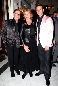 11-03-2009 SHOWBIZZ; FRANS MOLENAAR BRACHT SFEER TERUG IN HAUTE COUTURE COLLECTIE 2009. Het antwoord van Frans op de recessie is Vrolijke kleuren. Elegantie ten top afgelopen zondag in het Amstelhotel. Fleurig was het geheel en dat al voor de 87ste keer in het toch altijd weer zeer benauwde Amstel hotel. Prachtige broekpakken in  pasteltinten en de mooiste mantel pakjes. Sylvia Toth-Maya Meyer-Truus van Gaal en Marjolein van den Berg zatten dik drie kwartier te smullen van al dat moois. Kim Feenstra als de bruid mocht collega mannequin Anja gekleed in smoking  vol op de mond zoenen wat nogal een schok veroorzaakte bij het vooral vrouwelijk publiek, maar sexy was het wel.
foto: Albert den Iseger