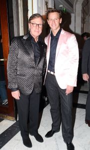 11-03-2009 SHOWBIZZ; FRANS MOLENAAR BRACHT SFEER TERUG IN HAUTE COUTURE COLLECTIE 2009. Het antwoord van Frans op de recessie is Vrolijke kleuren. Elegantie ten top afgelopen zondag in het Amstelhotel. Fleurig was het geheel en dat al voor de 87ste keer in het toch altijd weer zeer benauwde Amstel hotel. Prachtige broekpakken in  pasteltinten en de mooiste mantel pakjes. Sylvia Toth-Maya Meyer-Truus van Gaal en Marjolein van den Berg zatten dik drie kwartier te smullen van al dat moois. Kim Feenstra als de bruid mocht collega mannequin Anja gekleed in smoking  vol op de mond zoenen wat nogal een schok veroorzaakte bij het vooral vrouwelijk publiek, maar sexy was het wel.
foto: Albert den Iseger