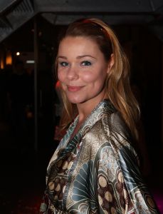 04-03-2009 SHOWBIZZ; JOS VAN RAAK GEEFT DE VOORJAARSMODE 2009 MODE EEN KLEURTJE. Meer dan 600 bezoekers zagen een fleurige en kleurige modeshow rechtstreeks uit de winkels van Jos van Raak uit Amsterdam. Bekenden kopjes sierden de roze catwalk namelijk Tooske Ragas- Georgina Verbaan - Lieke van Lexmond en Irene van der Laar waren deze avond de mannequins van Jos van Raak en brachten de mode op een sierlijke wijze aan de grote schare fans van Jos van Raak zijn mode.
foto: Albert den Iseger