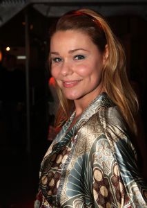 04-03-2009 SHOWBIZZ; JOS VAN RAAK GEEFT DE VOORJAARSMODE 2009 MODE EEN KLEURTJE. Meer dan 600 bezoekers zagen een fleurige en kleurige modeshow rechtstreeks uit de winkels van Jos van Raak uit Amsterdam. Bekenden kopjes sierden de roze catwalk namelijk Tooske Ragas- Georgina Verbaan - Lieke van Lexmond en Irene van der Laar waren deze avond de mannequins van Jos van Raak en brachten de mode op een sierlijke wijze aan de grote schare fans van Jos van Raak zijn mode.
foto: Albert den Iseger