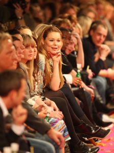 04-03-2009 SHOWBIZZ; JOS VAN RAAK GEEFT DE VOORJAARSMODE 2009 MODE EEN KLEURTJE. Meer dan 600 bezoekers zagen een fleurige en kleurige modeshow rechtstreeks uit de winkels van Jos van Raak uit Amsterdam. Bekenden kopjes sierden de roze catwalk namelijk Tooske Ragas- Georgina Verbaan - Lieke van Lexmond en Irene van der Laar waren deze avond de mannequins van Jos van Raak en brachten de mode op een sierlijke wijze aan de grote schare fans van Jos van Raak zijn mode.
foto: Albert den Iseger