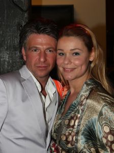 04-03-2009 SHOWBIZZ; JOS VAN RAAK GEEFT DE VOORJAARSMODE 2009 MODE EEN KLEURTJE. Meer dan 600 bezoekers zagen een fleurige en kleurige modeshow rechtstreeks uit de winkels van Jos van Raak uit Amsterdam. Bekenden kopjes sierden de roze catwalk namelijk Tooske Ragas- Georgina Verbaan - Lieke van Lexmond en Irene van der Laar waren deze avond de mannequins van Jos van Raak en brachten de mode op een sierlijke wijze aan de grote schare fans van Jos van Raak zijn mode.
foto: Albert den Iseger