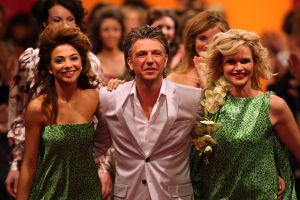 04-03-2009 SHOWBIZZ; JOS VAN RAAK GEEFT DE VOORJAARSMODE 2009 MODE EEN KLEURTJE. Meer dan 600 bezoekers zagen een fleurige en kleurige modeshow rechtstreeks uit de winkels van Jos van Raak uit Amsterdam. Bekenden kopjes sierden de roze catwalk namelijk Tooske Ragas- Georgina Verbaan - Lieke van Lexmond en Irene van der Laar waren deze avond de mannequins van Jos van Raak en brachten de mode op een sierlijke wijze aan de grote schare fans van Jos van Raak zijn mode.
foto: Albert den Iseger