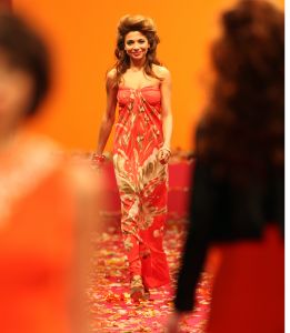 04-03-2009 SHOWBIZZ; JOS VAN RAAK GEEFT DE VOORJAARSMODE 2009 MODE EEN KLEURTJE. Meer dan 600 bezoekers zagen een fleurige en kleurige modeshow rechtstreeks uit de winkels van Jos van Raak uit Amsterdam. Bekenden kopjes sierden de roze catwalk namelijk Tooske Ragas- Georgina Verbaan - Lieke van Lexmond en Irene van der Laar waren deze avond de mannequins van Jos van Raak en brachten de mode op een sierlijke wijze aan de grote schare fans van Jos van Raak zijn mode.
foto: Albert den Iseger