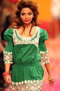 04-03-2009 SHOWBIZZ; JOS VAN RAAK GEEFT DE VOORJAARSMODE 2009 MODE EEN KLEURTJE. Meer dan 600 bezoekers zagen een fleurige en kleurige modeshow rechtstreeks uit de winkels van Jos van Raak uit Amsterdam. Bekenden kopjes sierden de roze catwalk namelijk Tooske Ragas- Georgina Verbaan - Lieke van Lexmond en Irene van der Laar waren deze avond de mannequins van Jos van Raak en brachten de mode op een sierlijke wijze aan de grote schare fans van Jos van Raak zijn mode.
foto: Albert den Iseger