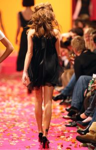 04-03-2009 SHOWBIZZ; JOS VAN RAAK GEEFT DE VOORJAARSMODE 2009 MODE EEN KLEURTJE. Meer dan 600 bezoekers zagen een fleurige en kleurige modeshow rechtstreeks uit de winkels van Jos van Raak uit Amsterdam. Bekenden kopjes sierden de roze catwalk namelijk Tooske Ragas- Georgina Verbaan - Lieke van Lexmond en Irene van der Laar waren deze avond de mannequins van Jos van Raak en brachten de mode op een sierlijke wijze aan de grote schare fans van Jos van Raak zijn mode.
foto: Albert den Iseger