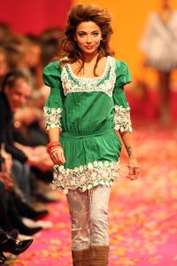 04-03-2009 SHOWBIZZ; JOS VAN RAAK GEEFT DE VOORJAARSMODE 2009 MODE EEN KLEURTJE. Meer dan 600 bezoekers zagen een fleurige en kleurige modeshow rechtstreeks uit de winkels van Jos van Raak uit Amsterdam. Bekenden kopjes sierden de roze catwalk namelijk Tooske Ragas- Georgina Verbaan - Lieke van Lexmond en Irene van der Laar waren deze avond de mannequins van Jos van Raak en brachten de mode op een sierlijke wijze aan de grote schare fans van Jos van Raak zijn mode.
foto: Albert den Iseger