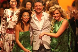 04-03-2009 SHOWBIZZ; JOS VAN RAAK GEEFT DE VOORJAARSMODE 2009 MODE EEN KLEURTJE. Meer dan 600 bezoekers zagen een fleurige en kleurige modeshow rechtstreeks uit de winkels van Jos van Raak uit Amsterdam. Bekenden kopjes sierden de roze catwalk namelijk Tooske Ragas- Georgina Verbaan - Lieke van Lexmond en Irene van der Laar waren deze avond de mannequins van Jos van Raak en brachten de mode op een sierlijke wijze aan de grote schare fans van Jos van Raak zijn mode.
foto: Albert den Iseger