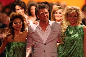04-03-2009 SHOWBIZZ; JOS VAN RAAK GEEFT DE VOORJAARSMODE 2009 MODE EEN KLEURTJE. Meer dan 600 bezoekers zagen een fleurige en kleurige modeshow rechtstreeks uit de winkels van Jos van Raak uit Amsterdam. Bekenden kopjes sierden de roze catwalk namelijk Tooske Ragas- Georgina Verbaan - Lieke van Lexmond en Irene van der Laar waren deze avond de mannequins van Jos van Raak en brachten de mode op een sierlijke wijze aan de grote schare fans van Jos van Raak zijn mode.
foto: Albert den Iseger