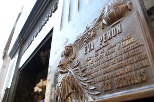 25-03-2009 NIEUWS; GRAF VAN  EVA EVITA PERON TREKT NOG DAGELIJKS DUIZENDEN BEZOEKERS . Het graf van Evita bevindt zich op begraafplaats RICOLETA in Buenos Aires. Een dure wijk van Buenos Aires waar ook de ouders van Maxima wonen.  Een wandeling over deze begraafplaats is als een gang door de geschiedenis van Argentinie. Het graf van Maria Eva Duarte de Peron ligt in een straatje aan de westkant van de begraafplaats. Haar graf is een bedevaartplek geworden. Elke dag komen maar dan duizend mensen bloemen neer leggen-bidden of alleen maar foto-s maken. Voor de Argentijnse elite is dit een bron van ergenis,  zij was toch gewoon een volksmeisje en die horen niet thuis op deze begraafplaats van voorname Argentijnen. Evita stierf op 26 juli 1952 zij was toe 32 jaar oud.
foto: Albert den Iseger.