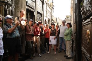 25-03-2009 NIEUWS; GRAF VAN  EVA EVITA PERON TREKT NOG DAGELIJKS DUIZENDEN BEZOEKERS . Het graf van Evita bevindt zich op begraafplaats RICOLETA in Buenos Aires. Een dure wijk van Buenos Aires waar ook de ouders van Maxima wonen.  Een wandeling over deze begraafplaats is als een gang door de geschiedenis van Argentinie. Het graf van Maria Eva Duarte de Peron ligt in een straatje aan de westkant van de begraafplaats. Haar graf is een bedevaartplek geworden. Elke dag komen maar dan duizend mensen bloemen neer leggen-bidden of alleen maar foto-s maken. Voor de Argentijnse elite is dit een bron van ergenis,  zij was toch gewoon een volksmeisje en die horen niet thuis op deze begraafplaats van voorname Argentijnen. Evita stierf op 26 juli 1952 zij was toe 32 jaar oud.
foto: Albert den Iseger.
