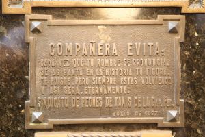 25-03-2009 NIEUWS; GRAF VAN  EVA EVITA PERON TREKT NOG DAGELIJKS DUIZENDEN BEZOEKERS . Het graf van Evita bevindt zich op begraafplaats RICOLETA in Buenos Aires. Een dure wijk van Buenos Aires waar ook de ouders van Maxima wonen.  Een wandeling over deze begraafplaats is als een gang door de geschiedenis van Argentinie. Het graf van Maria Eva Duarte de Peron ligt in een straatje aan de westkant van de begraafplaats. Haar graf is een bedevaartplek geworden. Elke dag komen maar dan duizend mensen bloemen neer leggen-bidden of alleen maar foto-s maken. Voor de Argentijnse elite is dit een bron van ergenis,  zij was toch gewoon een volksmeisje en die horen niet thuis op deze begraafplaats van voorname Argentijnen. Evita stierf op 26 juli 1952 zij was toe 32 jaar oud.
foto: Albert den Iseger.