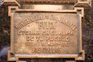 25-03-2009 NIEUWS; GRAF VAN  EVA EVITA PERON TREKT NOG DAGELIJKS DUIZENDEN BEZOEKERS . Het graf van Evita bevindt zich op begraafplaats RICOLETA in Buenos Aires. Een dure wijk van Buenos Aires waar ook de ouders van Maxima wonen.  Een wandeling over deze begraafplaats is als een gang door de geschiedenis van Argentinie. Het graf van Maria Eva Duarte de Peron ligt in een straatje aan de westkant van de begraafplaats. Haar graf is een bedevaartplek geworden. Elke dag komen maar dan duizend mensen bloemen neer leggen-bidden of alleen maar foto-s maken. Voor de Argentijnse elite is dit een bron van ergenis,  zij was toch gewoon een volksmeisje en die horen niet thuis op deze begraafplaats van voorname Argentijnen. Evita stierf op 26 juli 1952 zij was toe 32 jaar oud.
fot25-03-2009 NIEUWS; GRAF VAN  EVA EVITA PERON TREKT NOG DAGELIJKS DUIZENDEN BEZOEKERS . Het graf van Evita bevindt zich op begraafplaats RICOLETA in Buenos Aires. Een dure wijk van Buenos Aires waar ook de ouders van Maxima wonen.  Een wandeling over deze begraafplaats is als een gang door de geschiedenis van Argentinie. Het graf van Maria Eva Duarte de Peron ligt in een straatje aan de westkant van de begraafplaats. Haar graf is een bedevaartplek geworden. Elke dag komen maar dan duizend mensen bloemen neer leggen-bidden of alleen maar foto-s maken. Voor de Argentijnse elite is dit een bron van ergenis,  zij was toch gewoon een volksmeisje en die horen niet thuis op deze begraafplaats van voorname Argentijnen. Evita stierf op 26 juli 1952 zij was toe 32 jaar oud.
foto: Albert den Iseger.o: Albert den Iseger.