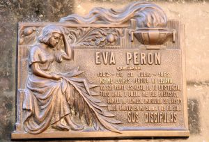 25-03-2009 NIEUWS; GRAF VAN  EVA EVITA PERON TREKT NOG DAGELIJKS DUIZENDEN BEZOEKERS . Het graf van Evita bevindt zich op begraafplaats RICOLETA in Buenos Aires. Een dure wijk van Buenos Aires waar ook de ouders van Maxima wonen.  Een wandeling over deze begraafplaats is als een gang door de geschiedenis van Argentinie. Het graf van Maria Eva Duarte de Peron ligt in een straatje aan de westkant van de begraafplaats. Haar graf is een bedevaartplek geworden. Elke dag komen maar dan duizend mensen bloemen neer leggen-bidden of alleen maar foto-s maken. Voor de Argentijnse elite is dit een bron van ergenis,  zij was toch gewoon een volksmeisje en die horen niet thuis op deze begraafplaats van voorname Argentijnen. Evita stierf op 26 juli 1952 zij was toe 32 jaar oud.
foto: Albert den Iseger.
