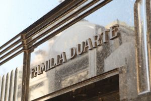 25-03-2009 NIEUWS; GRAF VAN  EVA EVITA PERON TREKT NOG DAGELIJKS DUIZENDEN BEZOEKERS . Het graf van Evita bevindt zich op begraafplaats RICOLETA in Buenos Aires. Een dure wijk van Buenos Aires waar ook de ouders van Maxima wonen.  Een wandeling over deze begraafplaats is als een gang door de geschiedenis van Argentinie. Het graf van Maria Eva Duarte de Peron ligt in een straatje aan de westkant van de begraafplaats. Haar graf is een bedevaartplek geworden. Elke dag komen maar dan duizend mensen bloemen neer leggen-bidden of alleen maar foto-s maken. Voor de Argentijnse elite is dit een bron van ergenis,  zij was toch gewoon een volksmeisje en die horen niet thuis op deze begraafplaats van voorname Argentijnen. Evita stierf op 26 juli 1952 zij was toe 32 jaar oud.
foto: Albert den Iseger.