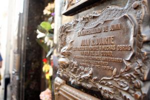 25-03-2009 NIEUWS; GRAF VAN  EVA EVITA PERON TREKT NOG DAGELIJKS DUIZENDEN BEZOEKERS . Het graf van Evita bevindt zich op begraafplaats RICOLETA in Buenos Aires. Een dure wijk van Buenos Aires waar ook de ouders van Maxima wonen.  Een wandeling over deze begraafplaats is als een gang door de geschiedenis van Argentinie. Het graf van Maria Eva Duarte de Peron ligt in een straatje aan de westkant van de begraafplaats. Haar graf is een bedevaartplek geworden. Elke dag komen maar dan duizend mensen bloemen neer leggen-bidden of alleen maar foto-s maken. Voor de Argentijnse elite is dit een bron van ergenis,  zij was toch gewoon een volksmeisje en die horen niet thuis op deze begraafplaats van voorname Argentijnen. Evita stierf op 26 juli 1952 zij was toe 32 jaar oud.
foto: Albert den Iseger.