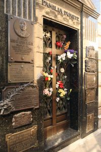 25-03-2009 NIEUWS; GRAF VAN  EVA EVITA PERON TREKT NOG DAGELIJKS DUIZENDEN BEZOEKERS . Het graf van Evita bevindt zich op begraafplaats RICOLETA in Buenos Aires. Een dure wijk van Buenos Aires waar ook de ouders van Maxima wonen.  Een wandeling over deze begraafplaats is als een gang door de geschiedenis van Argentinie. Het graf van Maria Eva Duarte de Peron ligt in een straatje aan de westkant van de begraafplaats. Haar graf is een bedevaartplek geworden. Elke dag komen maar dan duizend mensen bloemen neer leggen-bidden of alleen maar foto-s maken. Voor de Argentijnse elite is dit een bron van ergenis,  zij was toch gewoon een volksmeisje en die horen niet thuis op deze begraafplaats van voorname Argentijnen. Evita stierf op 26 juli 1952 zij was toe 32 jaar oud.
foto: Albert den Iseger.