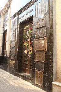 25-03-2009 NIEUWS; GRAF VAN  EVA EVITA PERON TREKT NOG DAGELIJKS DUIZENDEN BEZOEKERS . Het graf van Evita bevindt zich op begraafplaats RICOLETA in Buenos Aires. Een dure wijk van Buenos Aires waar ook de ouders van Maxima wonen.  Een wandeling over deze begraafplaats is als een gang door de geschiedenis van Argentinie. Het graf van Maria Eva Duarte de Peron ligt in een straatje aan de westkant van de begraafplaats. Haar graf is een bedevaartplek geworden. Elke dag komen maar dan duizend mensen bloemen neer leggen-bidden of alleen maar foto-s maken. Voor de Argentijnse elite is dit een bron van ergenis,  zij was toch gewoon een volksmeisje en die horen niet thuis op deze begraafplaats van voorname Argentijnen. Evita stierf op 26 juli 1952 zij was toe 32 jaar oud.
foto: Albert den Iseger.