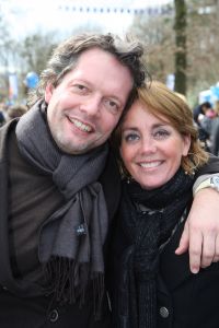 01-04-2009 SHOWBIZZ; 1000 PRIVE LEZERS HADDEN VEEL PLEZIER IN PRETPARK DE EFTELING. Afgelopen zondag organiseerde Princess een dagje uit in de Efteling. Meer dan 1000 Prive lezers waren ook uitgenodigd om een dagje te genieten van de meest spannende attracties van de Efteling. Gastheer Aad Ouborg had in totaal meer dan 19000 mensen uitgenodigd om te gaan genieten van alle plezier wat de Efteling te bieden heeft voor jong en oud. Het zonnetje scheen en het was prachtig weer om samen met talloze BNers op de foto te gaan. De wachttijden waren soms te lang bij de attracties maar je hoorde er niemand over klagen. De meeste mensen gingen naar huis met een foto van een van de BNers en dat alleen al maakte hun dag tot een onvergetelijke.
foto: Albert den Iseger.