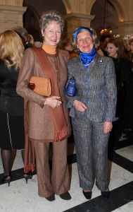 11-03-2009 SHOWBIZZ; FRANS MOLENAAR BRACHT SFEER TERUG IN HAUTE COUTURE COLLECTIE 2009. Het antwoord van Frans op de recessie is Vrolijke kleuren. Elegantie ten top afgelopen zondag in het Amstelhotel. Fleurig was het geheel en dat al voor de 87ste keer in het toch altijd weer zeer benauwde Amstel hotel. Prachtige broekpakken in  pasteltinten en de mooiste mantel pakjes. Sylvia Toth-Maya Meyer-Truus van Gaal en Marjolein van den Berg zatten dik drie kwartier te smullen van al dat moois. Kim Feenstra als de bruid mocht collega mannequin Anja gekleed in smoking  vol op de mond zoenen wat nogal een schok veroorzaakte bij het vooral vrouwelijk publiek, maar sexy was het wel.
foto: Albert den Iseger