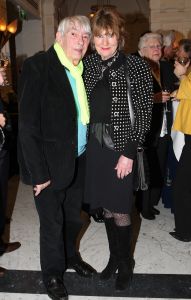 11-03-2009 SHOWBIZZ; FRANS MOLENAAR BRACHT SFEER TERUG IN HAUTE COUTURE COLLECTIE 2009. Het antwoord van Frans op de recessie is Vrolijke kleuren. Elegantie ten top afgelopen zondag in het Amstelhotel. Fleurig was het geheel en dat al voor de 87ste keer in het toch altijd weer zeer benauwde Amstel hotel. Prachtige broekpakken in  pasteltinten en de mooiste mantel pakjes. Sylvia Toth-Maya Meyer-Truus van Gaal en Marjolein van den Berg zatten dik drie kwartier te smullen van al dat moois. Kim Feenstra als de bruid mocht collega mannequin Anja gekleed in smoking  vol op de mond zoenen wat nogal een schok veroorzaakte bij het vooral vrouwelijk publiek, maar sexy was het wel.
foto: Albert den Iseger11-03-2009 SHOWBIZZ; FRANS MOLENAAR BRACHT SFEER TERUG IN HAUTE COUTURE COLLECTIE 2009. Het antwoord van Frans op de recessie is Vrolijke kleuren. Elegantie ten top afgelopen zondag in het Amstelhotel. Fleurig was het geheel en dat al voor de 87ste keer in het toch altijd weer zeer benauwde Amstel hotel. Prachtige broekpakken in  pasteltinten en de mooiste mantel pakjes. Sylvia Toth-Maya Meyer-Truus van Gaal en Marjolein van den Berg zatten dik drie kwartier te smullen van al dat moois. Kim Feenstra als de bruid mocht collega mannequin Anja gekleed in smoking  vol op de mond zoenen wat nogal een schok veroorzaakte bij het vooral vrouwelijk publiek, maar sexy was het wel.
foto: Albert den Iseger