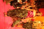 04-03-2009 SHOWBIZZ; JOS VAN RAAK GEEFT DE VOORJAARSMODE 2009 MODE EEN KLEURTJE. Meer dan 600 bezoekers zagen een fleurige en kleurige modeshow rechtstreeks uit de winkels van Jos van Raak uit Amsterdam. Bekenden kopjes sierden de roze catwalk namelijk Tooske Ragas- Georgina Verbaan - Lieke van Lexmond en Irene van der Laar waren deze avond de mannequins van Jos van Raak en brachten de mode op een sierlijke wijze aan de grote schare fans van Jos van Raak zijn mode.
foto: Albert den Iseger