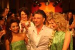 04-03-2009 SHOWBIZZ; JOS VAN RAAK GEEFT DE VOORJAARSMODE 2009 MODE EEN KLEURTJE. Meer dan 600 bezoekers zagen een fleurige en kleurige modeshow rechtstreeks uit de winkels van Jos van Raak uit Amsterdam. Bekenden kopjes sierden de roze catwalk namelijk Tooske Ragas- Georgina Verbaan - Lieke van Lexmond en Irene van der Laar waren deze avond de mannequins van Jos van Raak en brachten de mode op een sierlijke wijze aan de grote schare fans van Jos van Raak zijn mode.
foto: Albert den Iseger